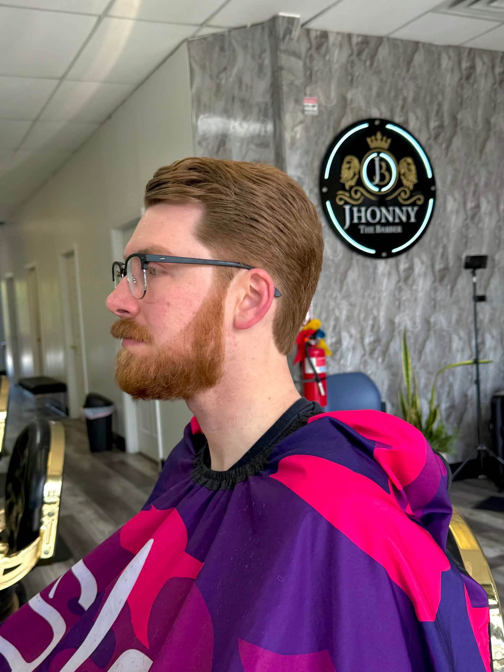 Corte clásico de caballero con recorte de barba