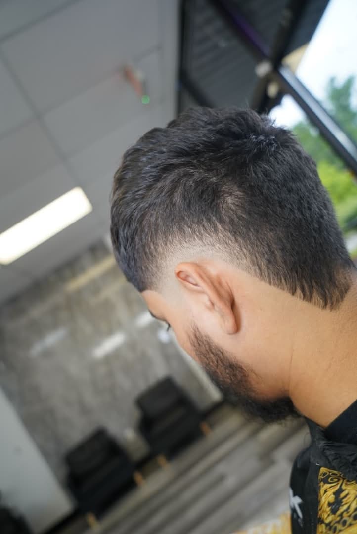 Degradado texturizado con línea de barba